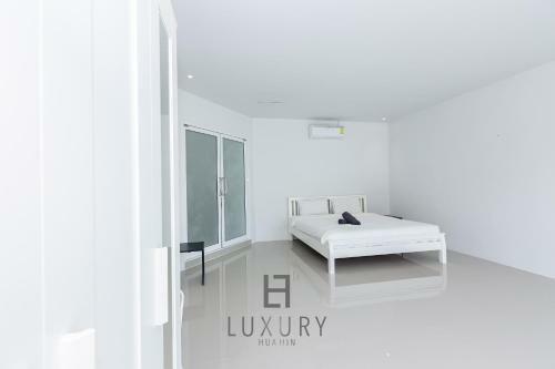 Modern 4 Bedroom Pool Villa - Vy