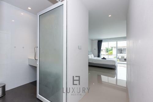 Modern 4 Bedroom Pool Villa - Vy