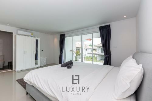 Modern 4 Bedroom Pool Villa - Vy