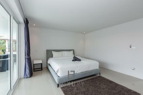 Modern 4 Bedroom Pool Villa - Vy