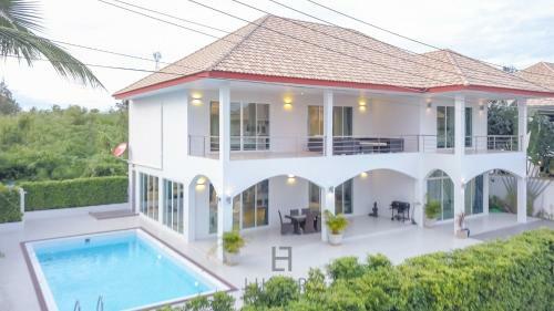 Modern 4 Bedroom Pool Villa - Vy