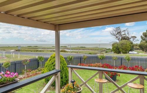 Unwind At Milang Lakefront Retreat