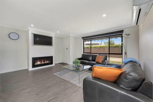 Lakeside Apartment On Pool Avenue