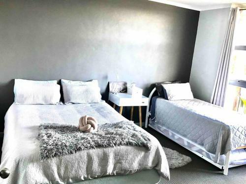 Modern Comfort, Central 2 Bedroom Apartment