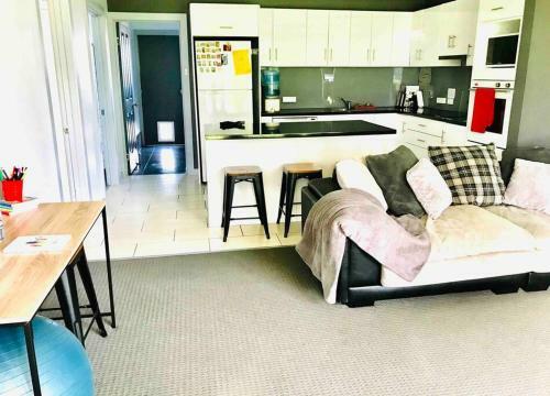Modern Comfort, Central 2 Bedroom Apartment