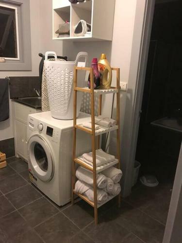 Modern Comfort, Central 2 Bedroom Apartment