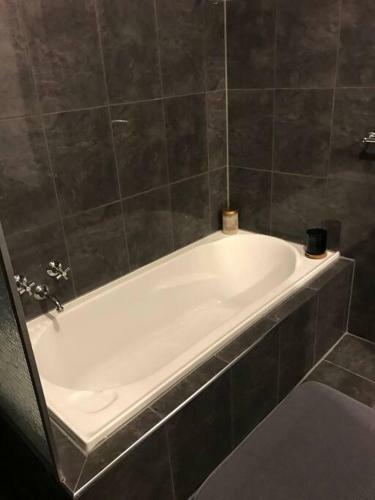Modern Comfort, Central 2 Bedroom Apartment