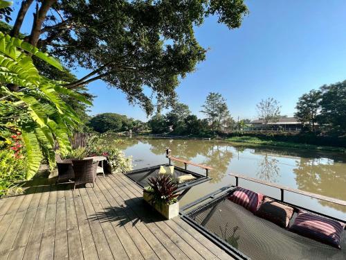 Riverside Exquisite Villa Living