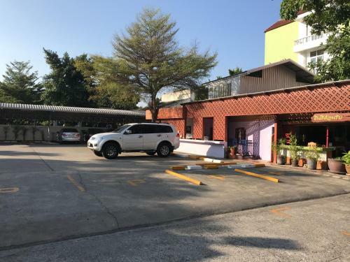 Hotel Apinya Court