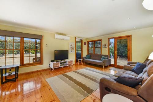 Cedar Cottage Nelson-2 Acre Retreat