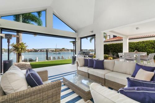 Amazing Canal House With Private Jetty, Gym And Pool