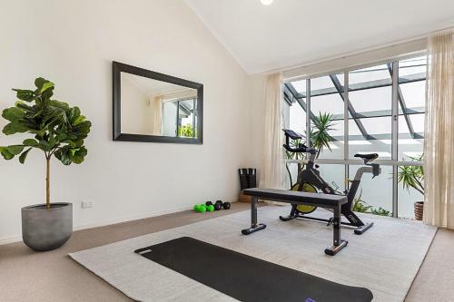 Amazing Canal House With Private Jetty, Gym And Pool