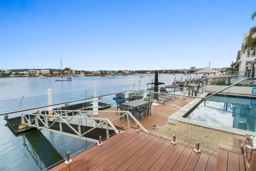 Amazing Canal House With Private Jetty, Gym And Pool