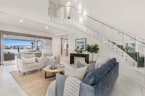 Amazing Canal House With Private Jetty, Gym And Pool