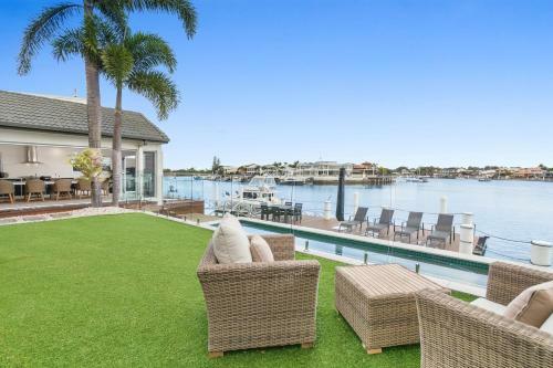 Amazing Canal House With Private Jetty, Gym And Pool