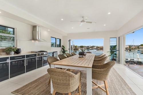 Amazing Canal House With Private Jetty, Gym And Pool