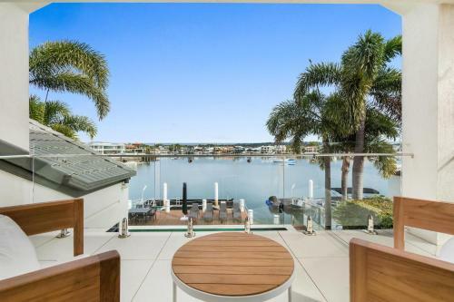 Amazing Canal House With Private Jetty, Gym And Pool