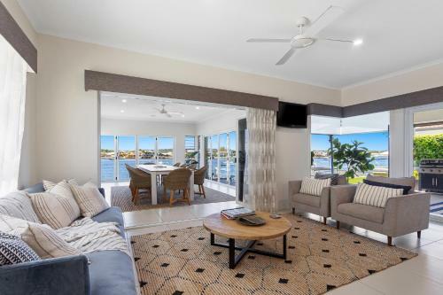 Amazing Canal House With Private Jetty, Gym And Pool