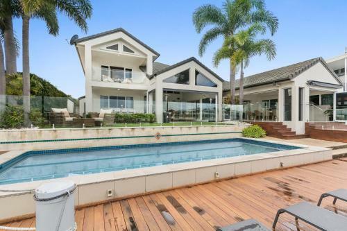 Amazing Canal House With Private Jetty, Gym And Pool