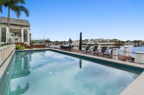 Amazing Canal House With Private Jetty, Gym And Pool