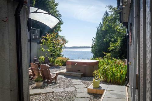 Maison Tofino - Oceanfront Home Steps To Downtown