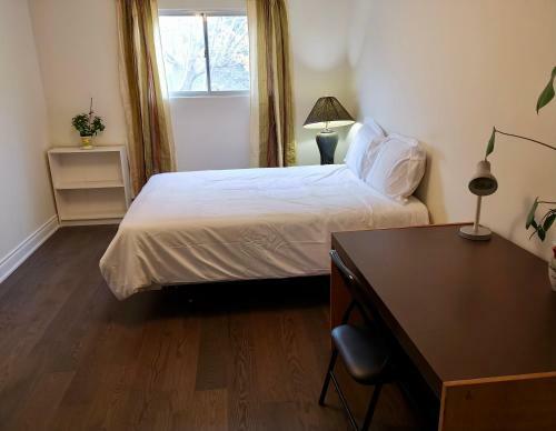 Hostal Newly Renovated Queen Bed Private Room Full Kitchen Backyard W/deck North York