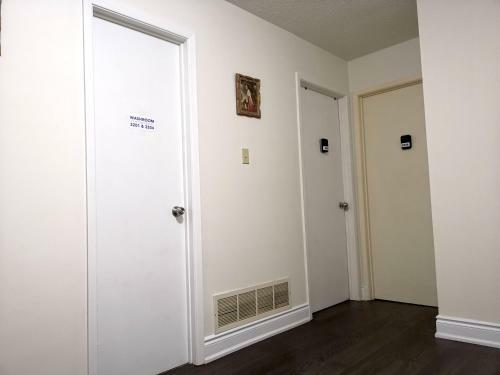 Hostal Newly Renovated Queen Bed Private Room Full Kitchen Backyard W/deck North York