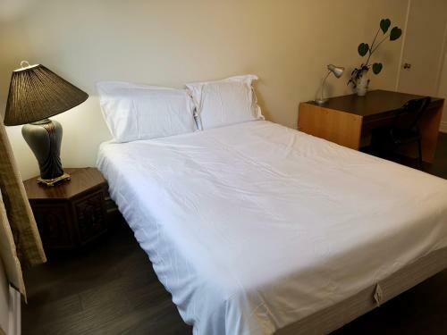 Hostal Newly Renovated Queen Bed Private Room Full Kitchen Backyard W/deck North York