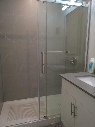 Hostal Newly Renovated Queen Bed Private Room Full Kitchen Backyard W/deck North York