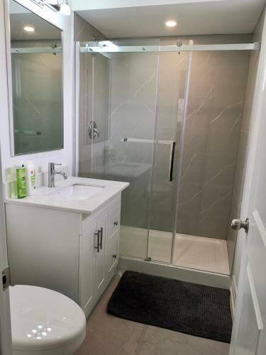 Hostal Newly Renovated Queen Bed Private Room Full Kitchen Backyard W/deck North York