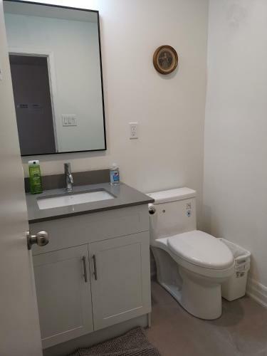 Hostal Newly Renovated Queen Bed Private Room Full Kitchen Backyard W/deck North York
