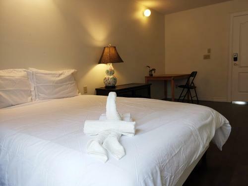 Hostal Newly Renovated Queen Bed Private Room Full Kitchen Backyard W/deck North York
