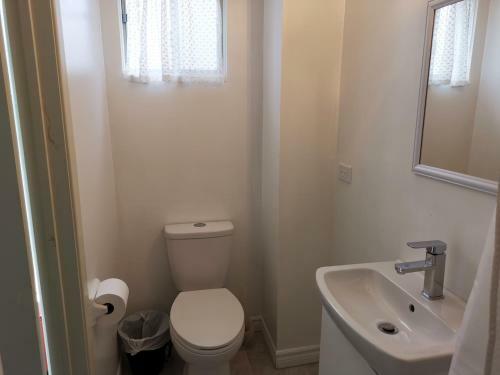 Hostal Newly Renovated Queen Bed Private Room Full Kitchen Backyard W/deck North York