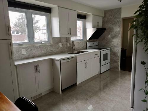 Hostal Newly Renovated Queen Bed Private Room Full Kitchen Backyard W/deck North York