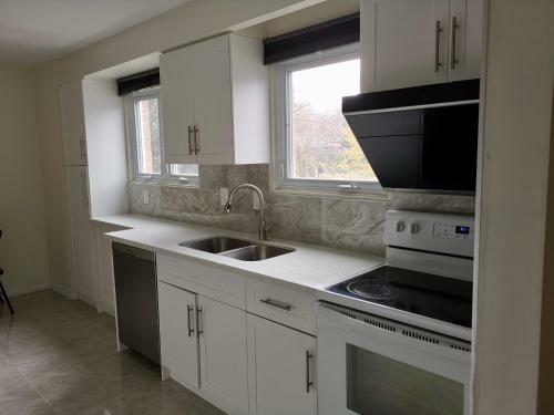 Hostal Newly Renovated Queen Bed Private Room Full Kitchen Backyard W/deck North York