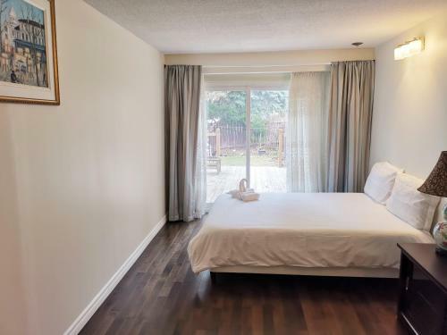 Hostal Newly Renovated Queen Bed Private Room Full Kitchen Backyard W/deck North York