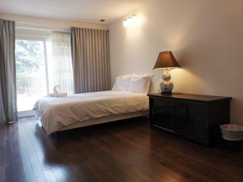 Hostal Newly Renovated Queen Bed Private Room Full Kitchen Backyard W/deck North York