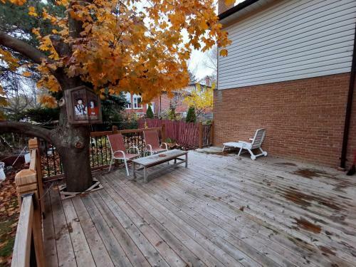 Hostal Newly Renovated Queen Bed Private Room Full Kitchen Backyard W/deck North York