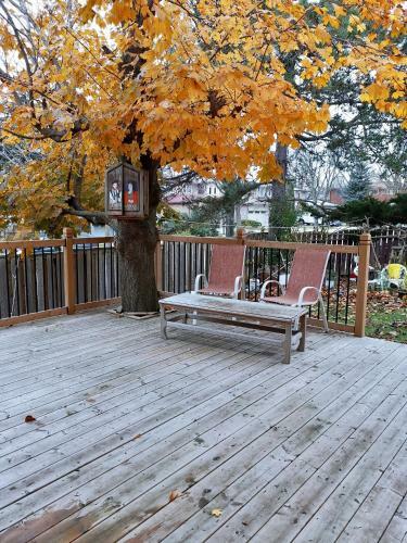 Hostal Newly Renovated Queen Bed Private Room Full Kitchen Backyard W/deck North York
