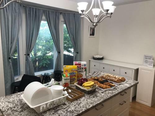 Hostal Elegant Suite At Bloor/bathurst