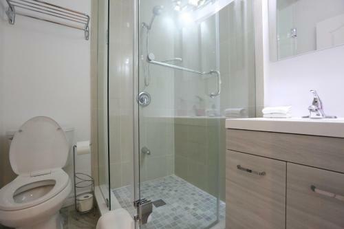 Hostal Elegant Suite At Bloor/bathurst