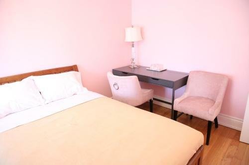 Hostal Elegant Suite At Bloor/bathurst