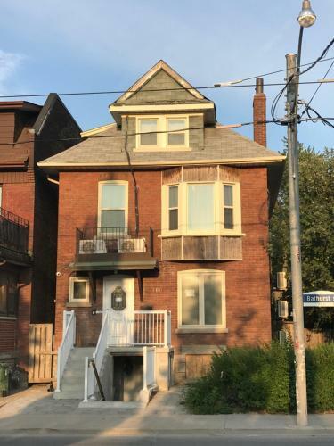 Hostal Elegant Suite At Bloor/bathurst
