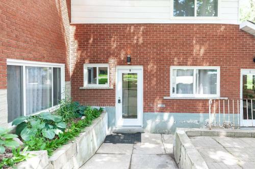 Entire 2 Bedroom Apartment Uptown Waterloo Kw