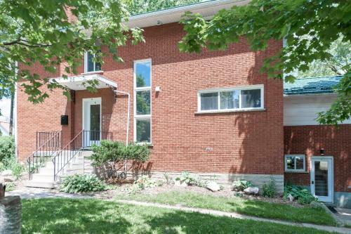 Entire 2 Bedroom Apartment Uptown Waterloo Kw
