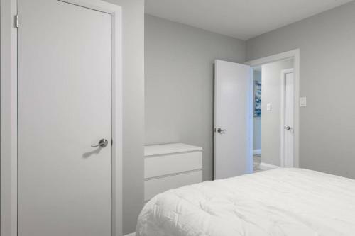 Entire 2 Bedroom Apartment Uptown Waterloo Kw