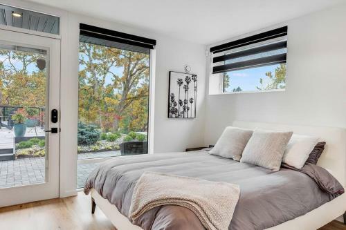 Waters Edge, 2 Bed Gorge Waterfront Suite