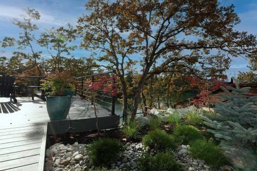 Waters Edge, 2 Bed Gorge Waterfront Suite