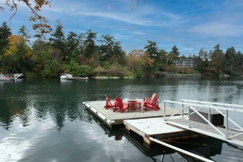 Waters Edge, 2 Bed Gorge Waterfront Suite