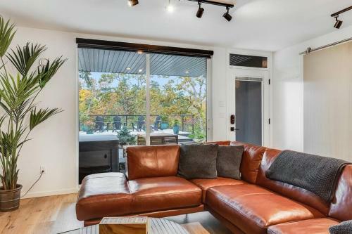 Waters Edge, 2 Bed Gorge Waterfront Suite